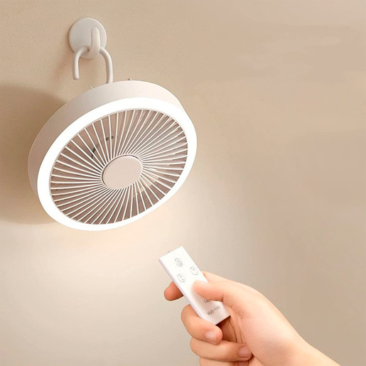 MINI VENTILADOR CON GANCHO PARA COLGAR Y BASE PARA MESA FUNCIONAMIENTO SILENCIOSO, CON LUZ LED GRADUABLE INCLUYE CONTROL REMOTO CON DISPENSADOR PARA AROMATERAPIA 3 VELOCIDADES RECARGABLE USB